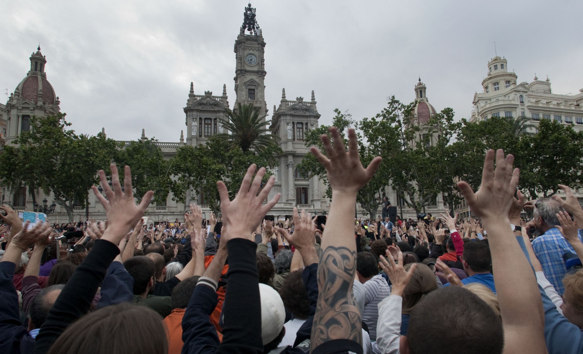 asamblea-del-movimiento-15M-en-la-plaza-del-ayuntamiento.jpg